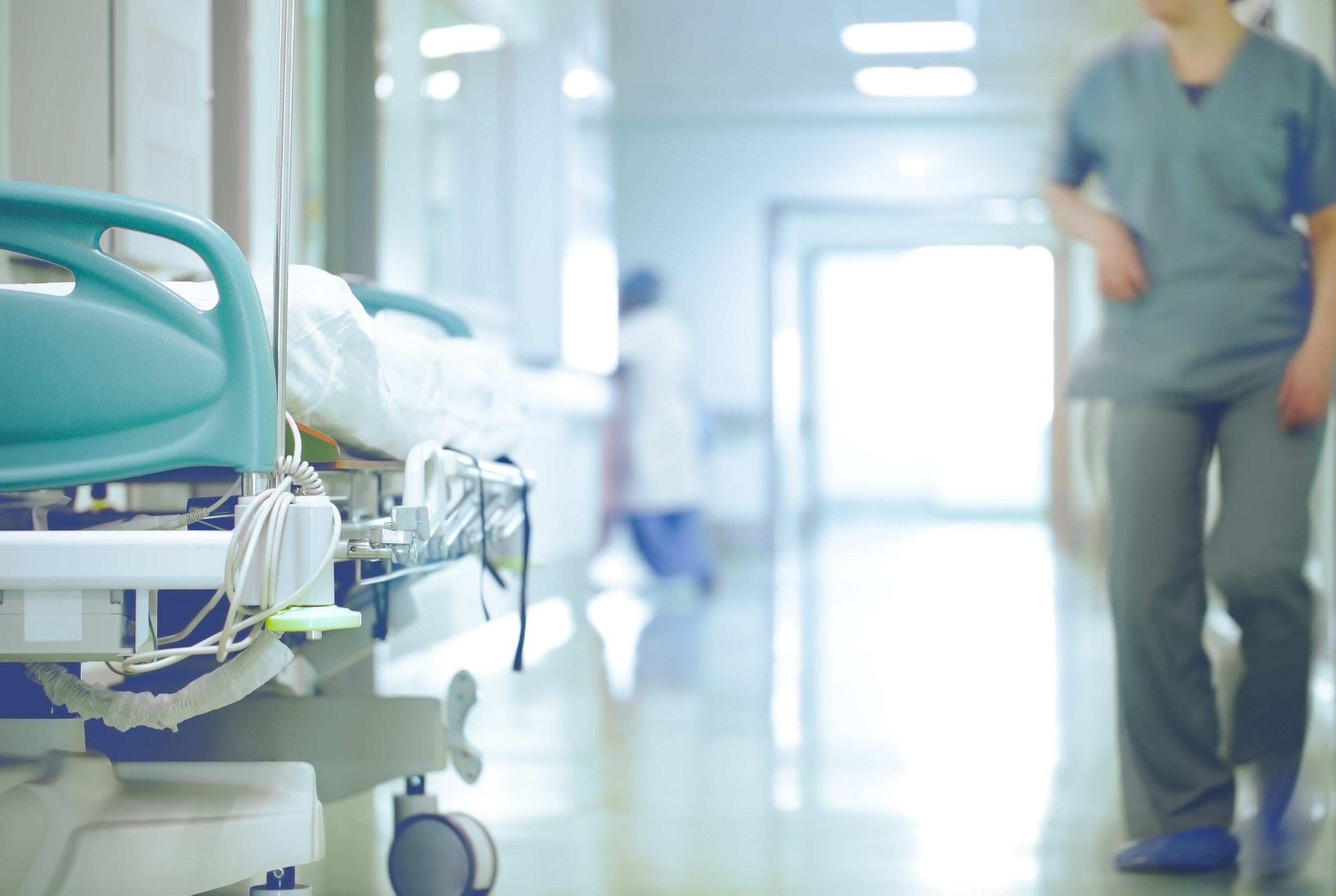 Krankenhausflur mit einem Bett im Gang